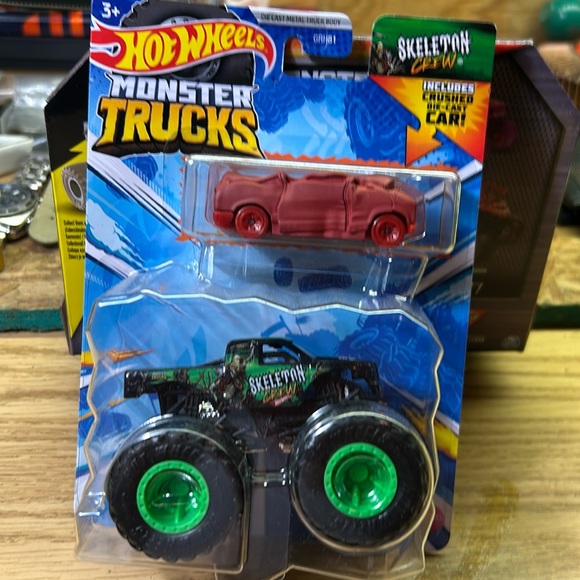 HOT WHEELS SKELETON CREW WITH CRUSHED DIE CAST CAR scale 1/64. - Picture 1 of 7